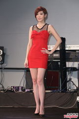 组图：陈珊妮见Kitty忘情卖萌