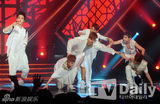 组图：SJ-M成员Henry热唱 EXO秀劲爆狼舞