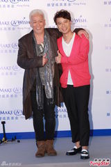 组图：玉置浩二与妻子恩爱 个唱邀李克勤