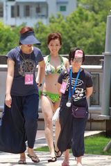 组图：2011港姐泳装示人 众佳丽丰胸美臀抢镜