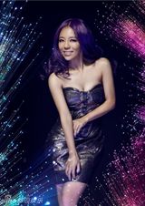 组图：电臀皇后张艺潇拍写真 金属色短裙秀性感