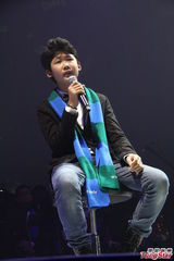 组图：谭咏麟出席慈善筹款活动 王敏德与爱子合唱