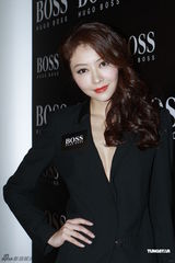 组图：杨千嬅大尺度性感秀美背 刘青云夫妇亮相