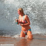 组图：希尔顿与男友鸳鸯浴 海滩戏水被搂蛮腰