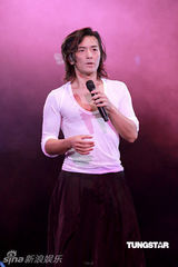 高清组图：郑伊健演唱会 舒淇登台与其热吻