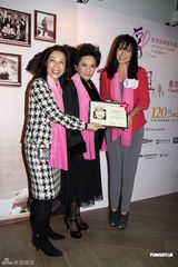 组图：《桃姐》票房大好 叶德娴宣传防癌资讯