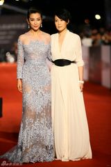 组图：金马红毯群星闪耀 舒淇深V亮胸性感爆棚