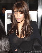 组图：金-卡戴珊亮相 透视装配新发型性感清纯