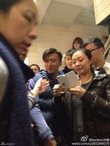 组图：谢霆锋巴黎录节目 学做火锅店竖大拇指