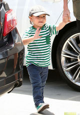 策划：明星宝宝着装大PK 小七苏瑞领衔萌妹子