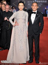 组图：梁朝伟红毯同牵刘嘉玲章子怡