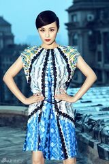 组图：傅淼蓝色冷艳大片 复古红唇展王后气场