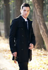 组图：马文龙拍晚秋树林写真 时尚绅士情迷大自然