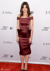 组图：凯蒂着紧身红色礼服亮相红毯 尽显好身材