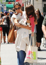 组图：凯蒂霍尔姆斯带女儿逛街 苏瑞情绪低落躲镜头