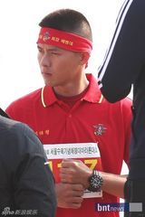 组图：玄彬参加马拉松比赛 众海军出身艺人助阵