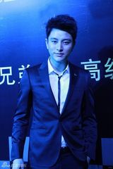 组图：贾乃亮帅气出席时尚活动人气爆棚