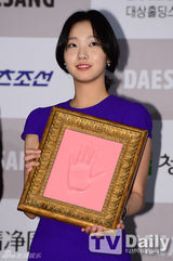 组图：林秀晶柳承龙等亮相青龙奖按手印活动