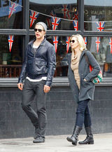 高清图：克里斯-海姆斯沃斯现身伦敦 吐舌表情多