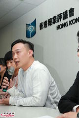 组图：徐濠萦素颜现身香港报业评议会 陈奕迅递交投诉书