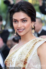 幻灯图集：《巡演》戛纳首映 透视装舞娘PK伊娃