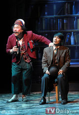 组图：李钟赫任昌丁演歌舞剧《穿透墙壁的男人》