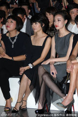 组图：董洁短发现身活动 面色憔悴不理邻座倪妮