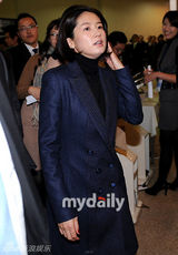 组图：韩星沈银河隐退10年终亮相 助阵丈夫新书发布