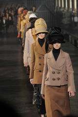 组图：范冰冰巩俐吴奇隆等出席上海时装秀