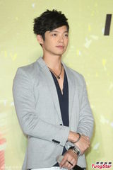 高清图：张根硕闪亮赴台全程搞怪猪不离手