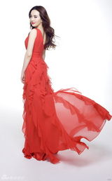 组图：孟茜深V裙烈焰红唇秀性感