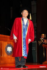 组图：吴思远获颁浸会大学荣誉院士