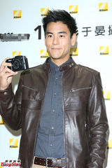 组图：彭于晏帅气现身笑容优雅魅力十足