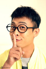 组图：张译曝呆萌时尚大片 搞怪连拍玩脱线