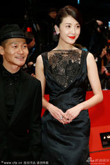 组图：柏林红毯《白日焰火》倪景阳长裙大露背