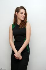 组图：斯图尔特清新靓丽现身《暮色》发布会