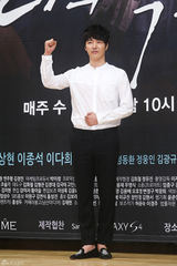 高清组图：李钟硕出席新剧发布会 剪刀手卖萌