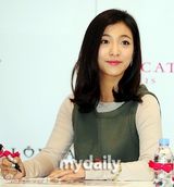 组图：韩团f(x)为品牌站台 宋茜优雅雪莉甜美