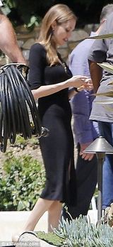 组图：朱莉职业装亮相片场 执导新片再变工作狂