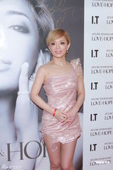 组图：滨崎步签写真集慈善义卖 绯闻男友默契相伴