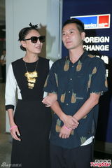 组图：新婚郑希怡戴金项链大呼嫁到好老公