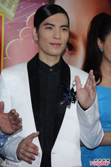 组图：徐若瑄粉红波波头助阵宣传大秀事业线