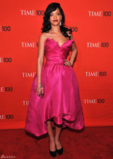 高清图：蕾哈娜玫红色宫廷式抹胸礼服性感亮相