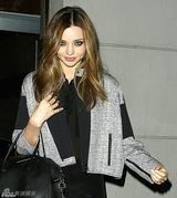 组图：米兰达可儿随性街拍 黑丝袜秀性感美腿