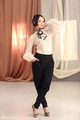 组图：小王晶拍摄时尚写真 靓丽十足别具气质