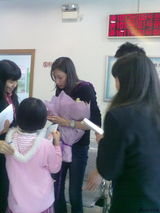 组图：林丹谢杏芳领结婚证曝光 情侣写一生契约