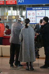 组图：崔健倪虹洁机场同行 低头耳语举止亲密