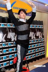 幻灯图：林宥嘉赴港宣传新专辑 举办签名会