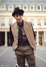 组图：吴奇隆街拍大集合 多款造型帅气登场