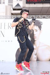 组图：吴建豪亮相签唱会 墨镜耍酷现场热舞